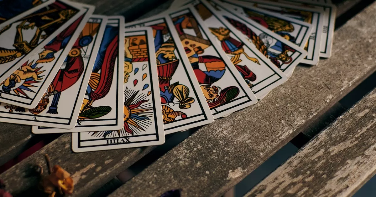 El tarot se instala en la biografía cotidiana: nuevas lecturas, lenguajes simbólicos y búsqueda interior