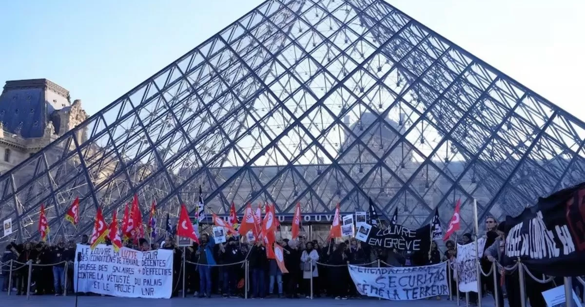 ¿Por qué los empleados del Louvre, el museo más visitado del espacio, siguen en huelga?