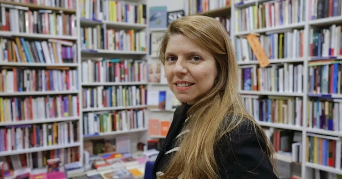 Tras obviar de Venezuela, Míriam Reyes explora el desarraigo y la pertenencia en su debut narrativo