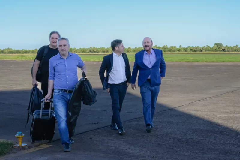 Kicillof quiere trabajar un armado nacional pero se quejan que La Cámpora lo arrastra al "grano" bonaerense