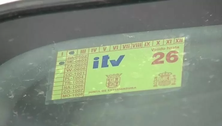 Multa de 900 euros por llevar una pegatina falsa de la ITV