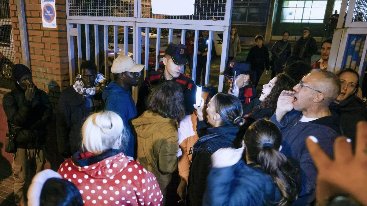 Una protesta frente a los inmigrantes del B-9 de Badalona torpedea la acogida en una parroquia