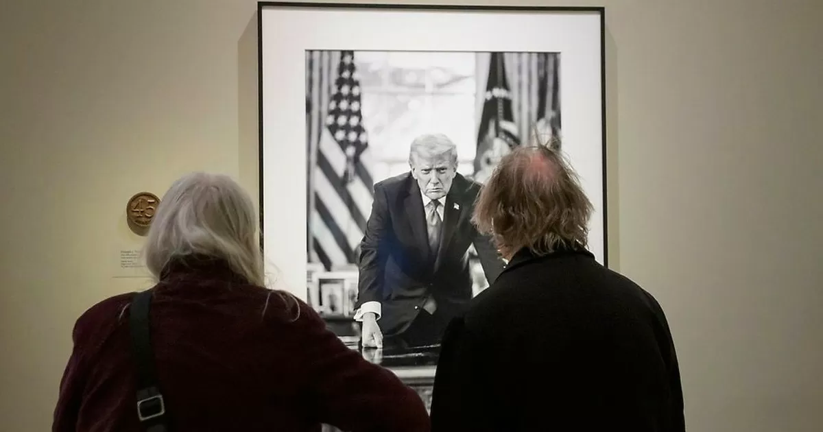 El retrato de Trump en la Galería Nacional fue modificado y ya de ningún modo menciona los juicios políticos