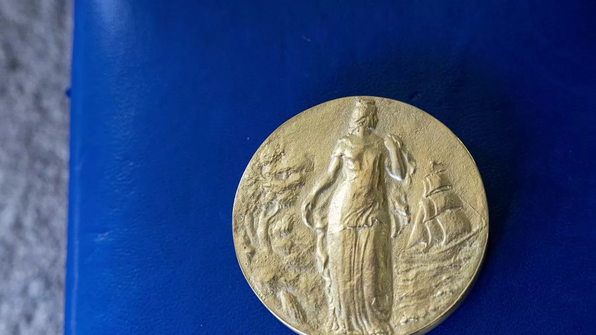 El Ayuntamiento acepta a medias recuperar la medalla de oro frontal al franquismo