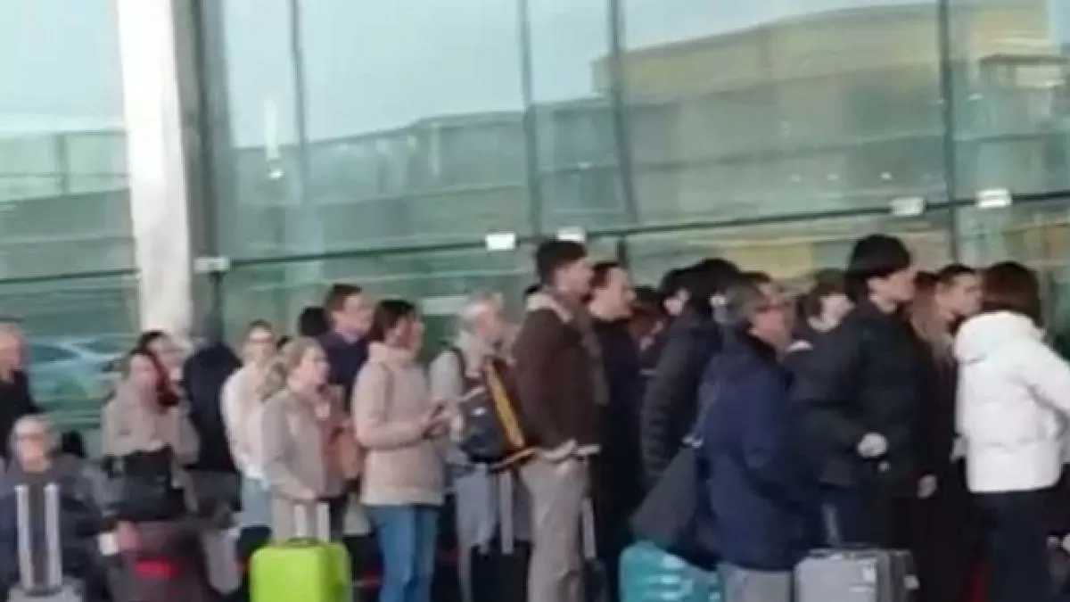 Los nuevos controles de acceso al aeródromo de Barcelona prolongan las colas hasta el exterior