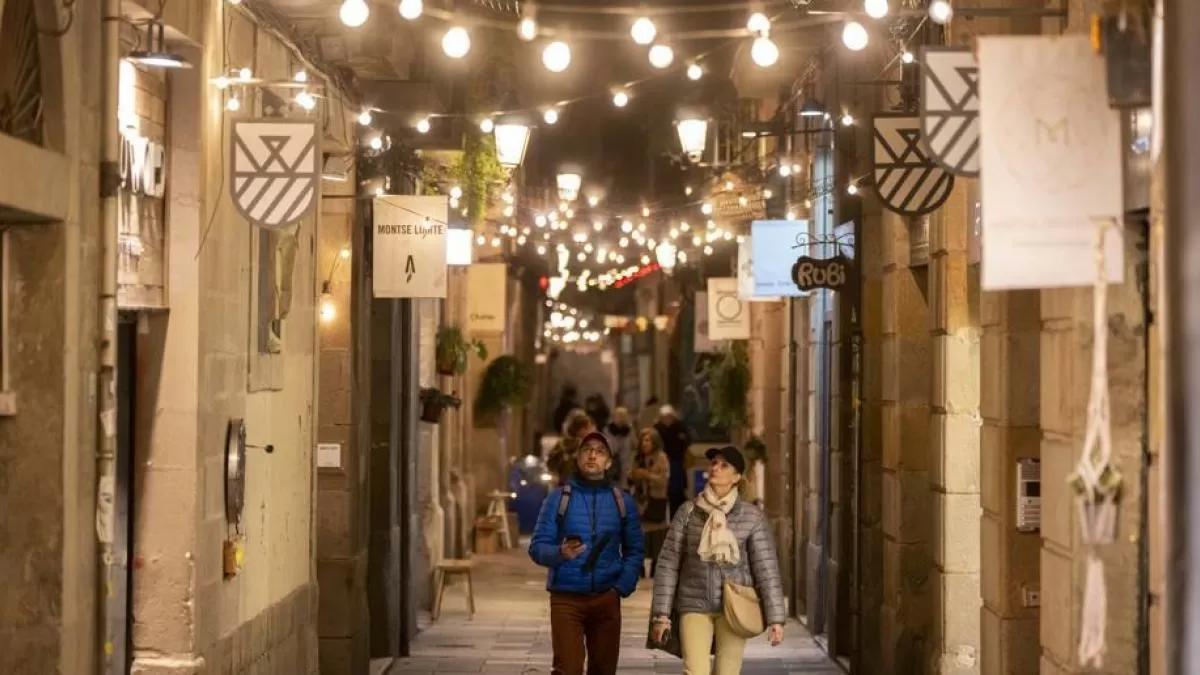 Barcelona mantendrá luces de Navidad para lucir callejuelas del Born y el Gòtic