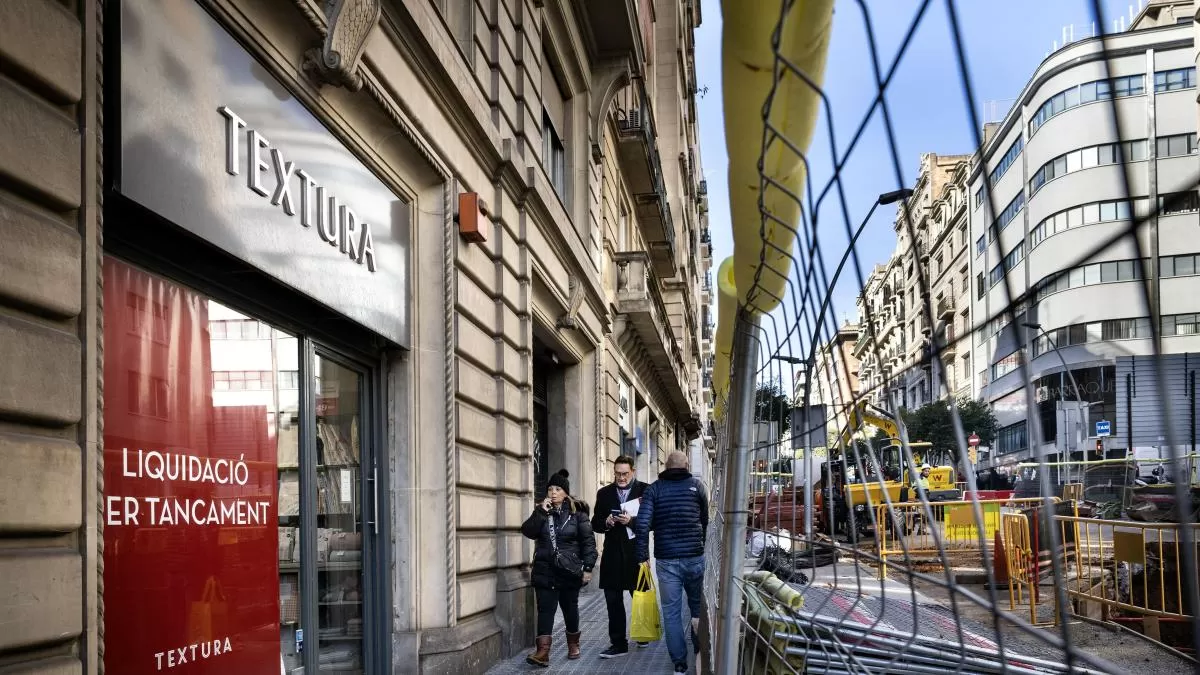 Las largas obras de la L8 en Muntaner amenazan la continuidad de los comercios