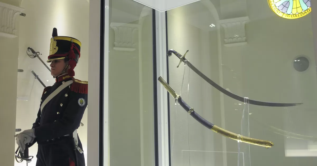 El sable del Libertador: dos increíbles robos y una cápsula de lente blindado que lo protege ahora