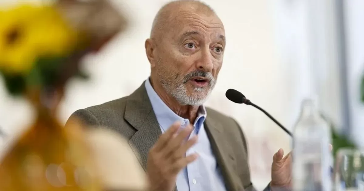 Nuevas críticas a la RAE, ahora Pérez Reverte dice que está tomada por "los talibanes del todo conforme"
