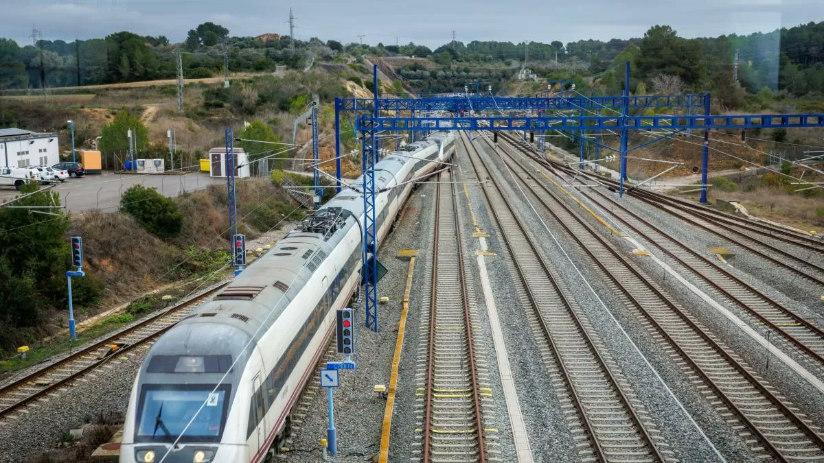 La inversión en alta velocidad multiplica por 15 la destinada a la red ferroviaria de similitud