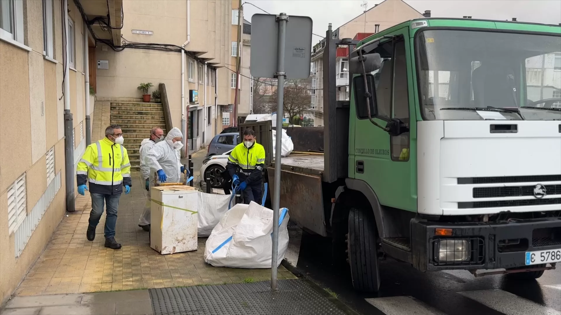Caso de síndrome de Diógenes: La basura acumulada por un hombre impide sacar su cadáver tras fallecer en su apartamento