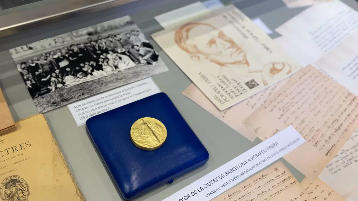 Debate para recuperar la medalla de oro original de la aldea que el franquismo modificó