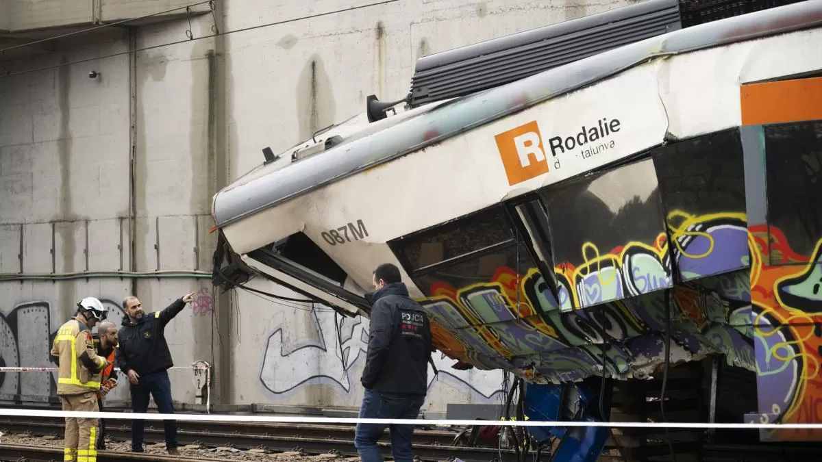 Los Mossos ya analizan la caja negra del tren y el brazo del muro caído