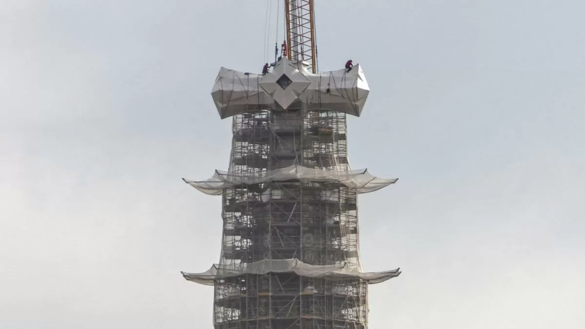 La cruz de la Sagrada Família ya luce su tercer brazo