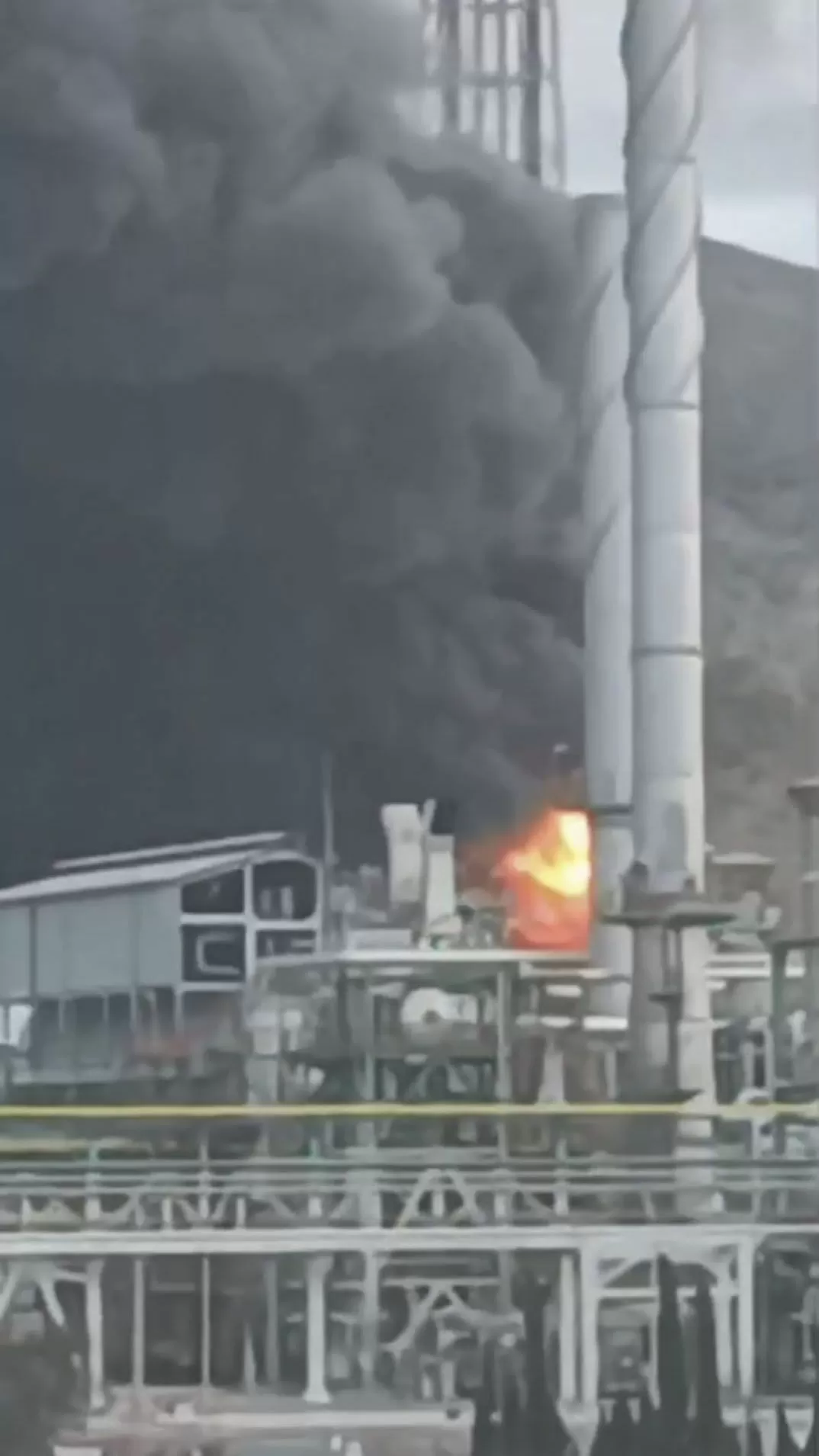 Murcia manda un ES-Alert y pide no salir a la calle por un aparatoso incendio en una empaque de Repsol en Cartagena