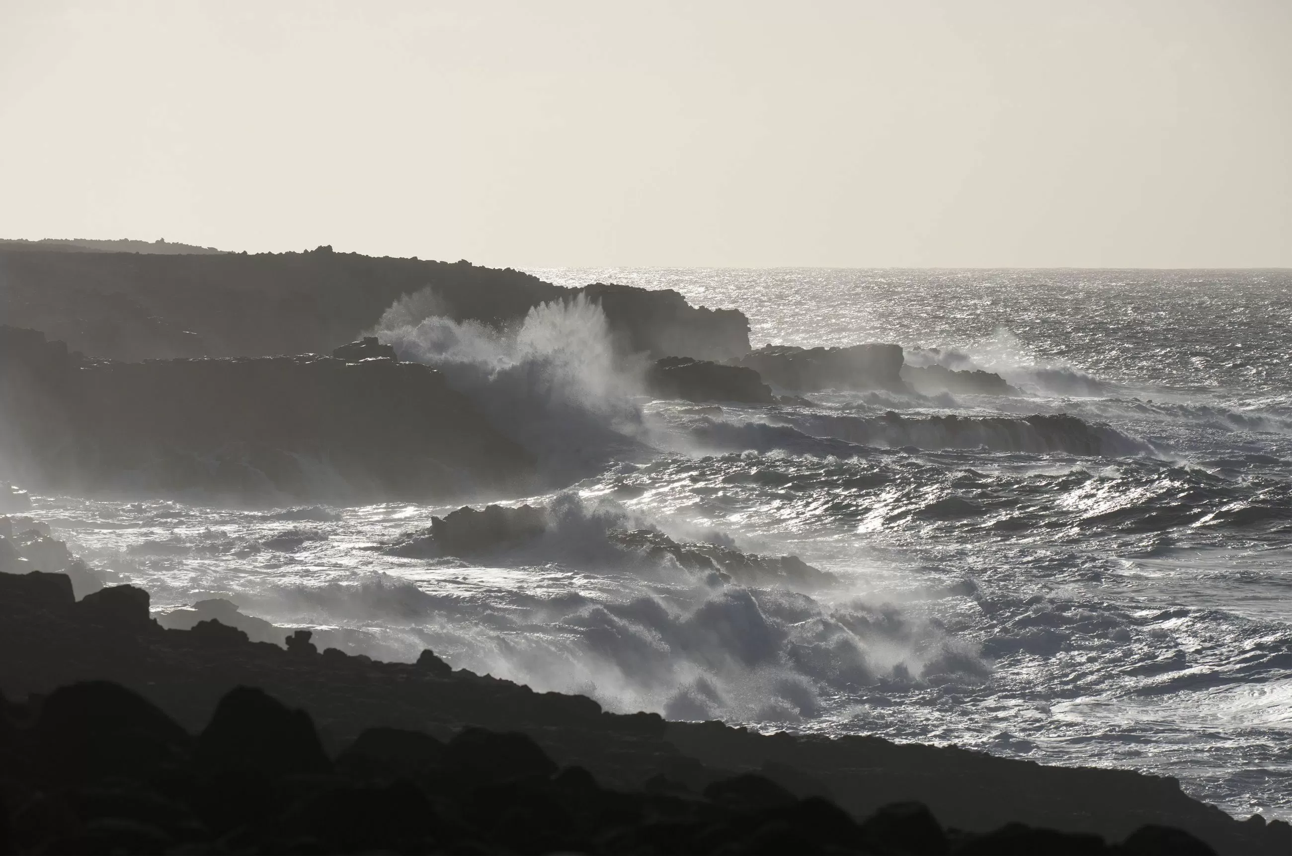 Un joven desaparece en Lanzarote tras ser sorprendido junto a tres amigos por un golpe de océano