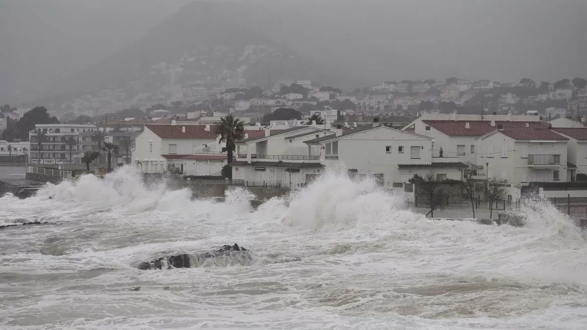 El temporal de saliente toca tierra con olas de cuatro metros, lluvias y nieve