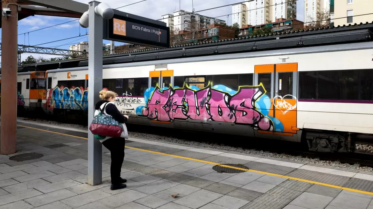Los grafiteros aprovechan la paralización de Rodalies crisis para vandalizar trenes