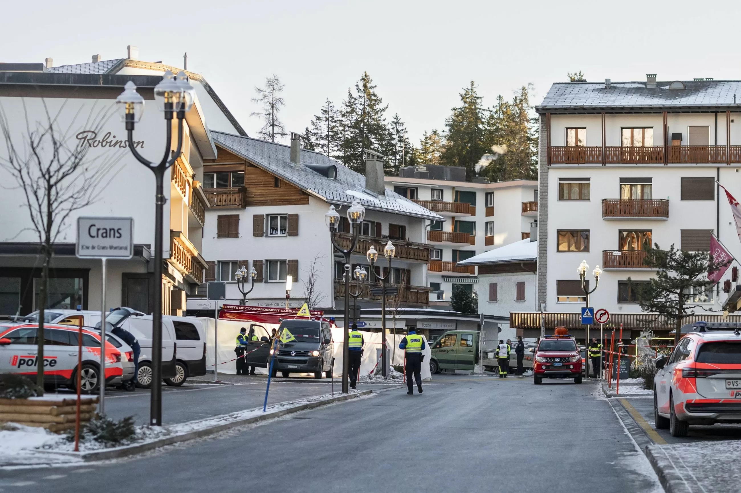 Al menos 40 muertos y 115 heridos, la mayoría graves, en el incendio de un bar de espina estación de esquí en Suiza