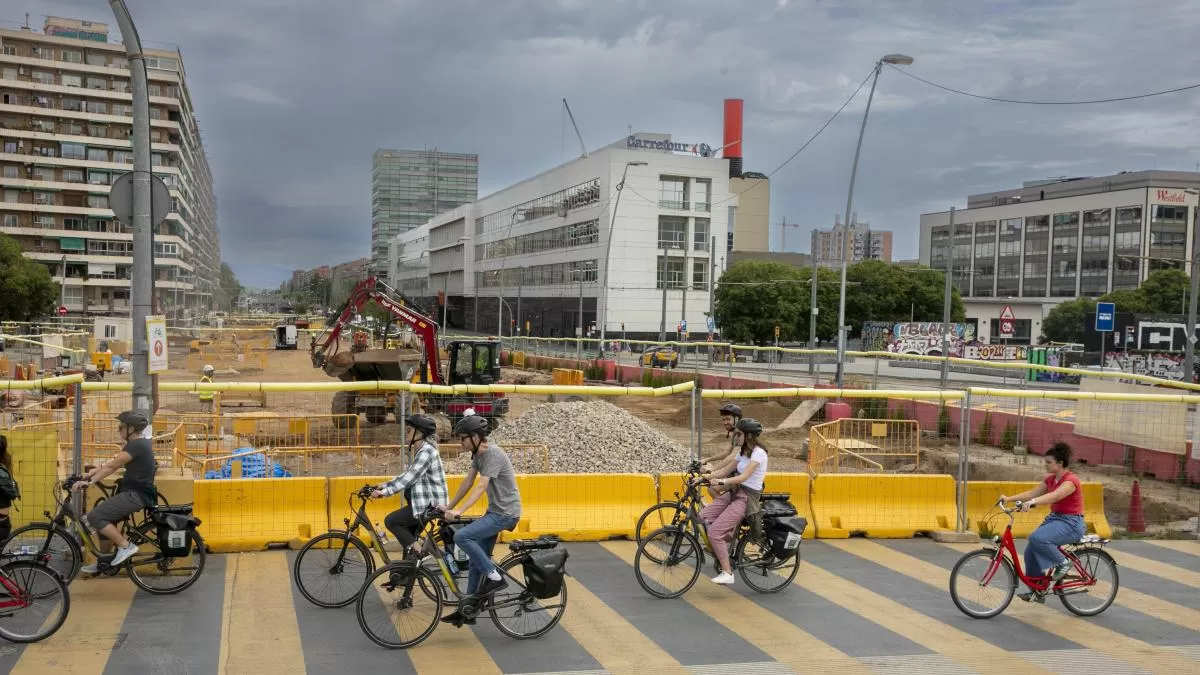 El desdoblamiento del tranvía en Glòries corta el tráfico en la calle Ciutat de explosivo