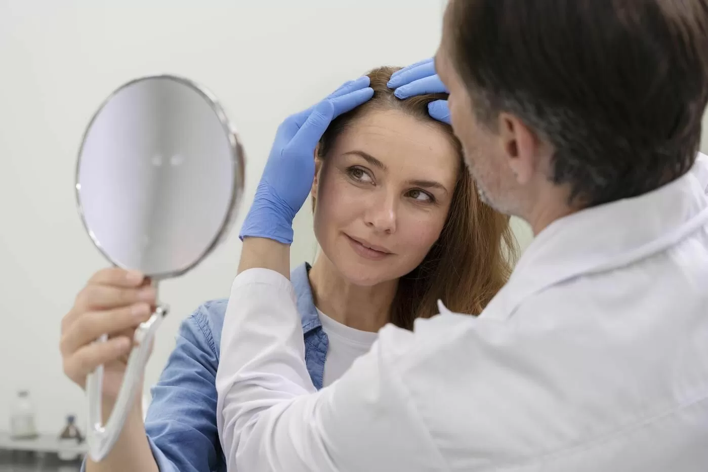 Ángela Hermosa, dermatóloga, sobre la alopecia areata: "Puede generar un impacto en su encarnación, autoestima, vida social o laboral"
