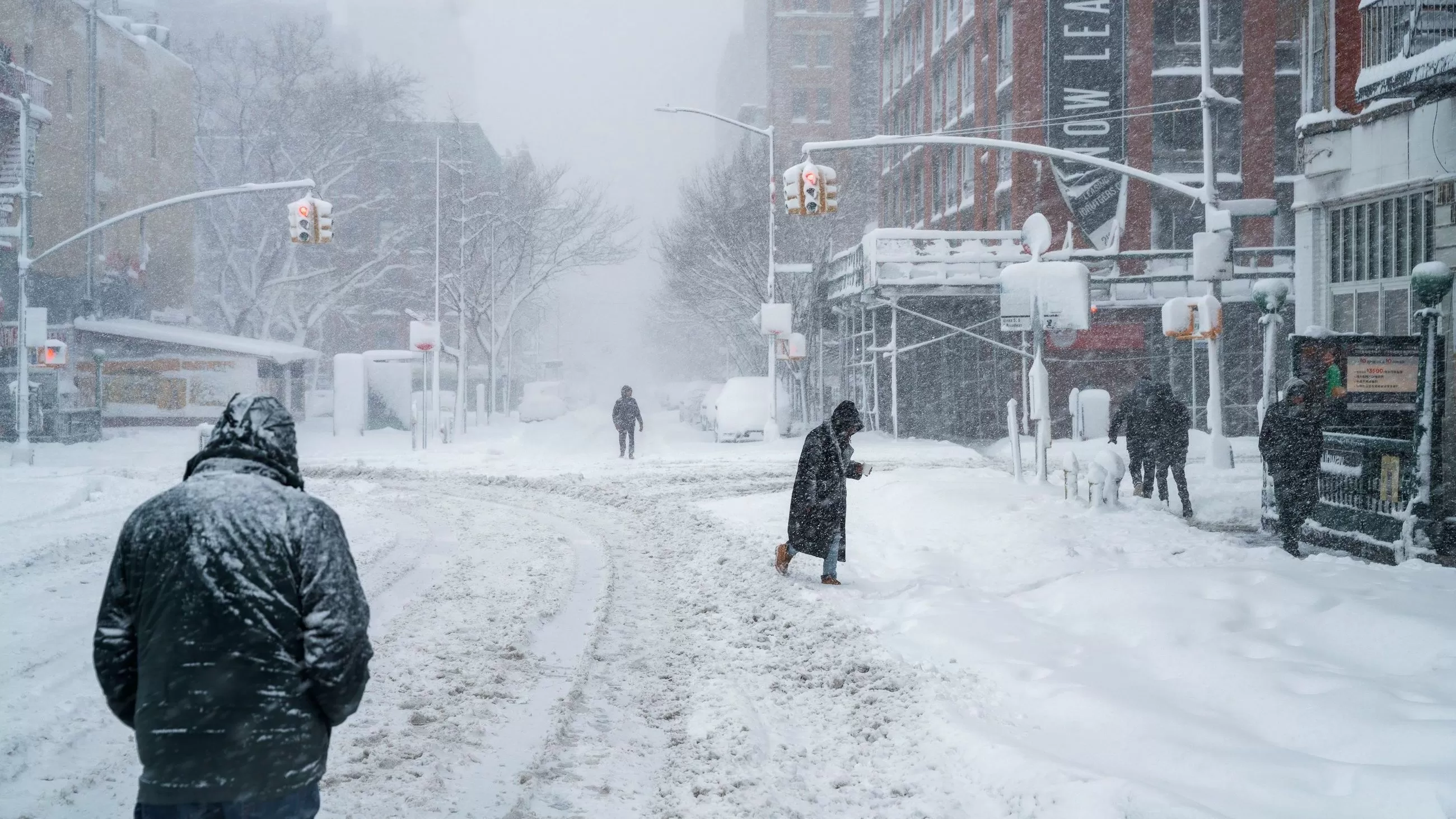 Una tormenta histórica paraliza el noreste de Estados Unidos y deja a Nueva York desmedrado nevada récord