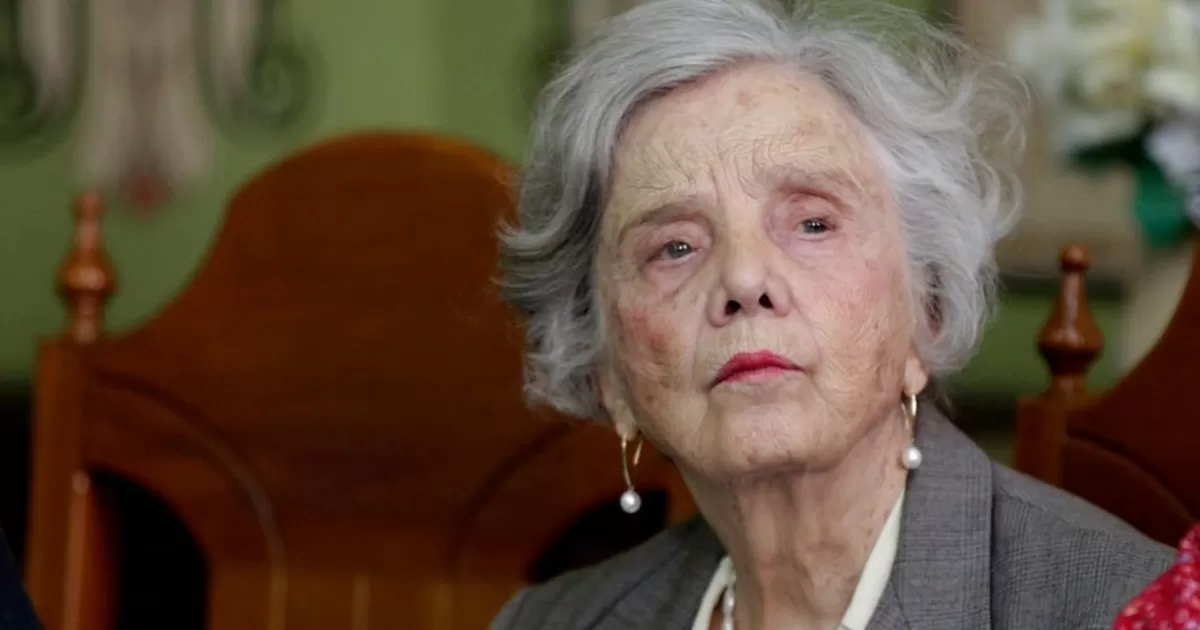 Otra víctima del enterrador de los famosos: ahora dio por muerta a la escritora mexicana Elena Poniatowska