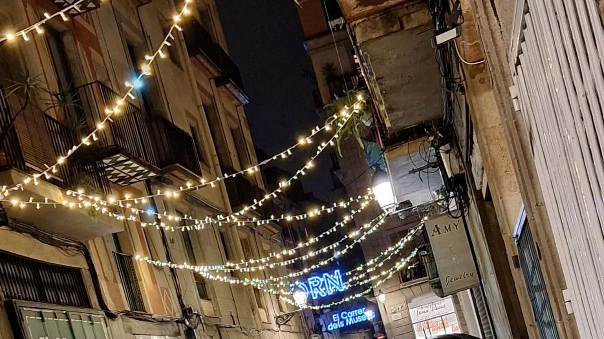 Las luces de esta Navidad brillan otra ocasión en 30 calles y plazas del centro de Barcelona