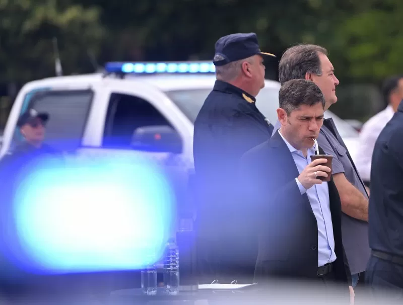 Acusan a Kicillof de incumplir con el bordado de efectivos tras el cierre de una escuela de policía