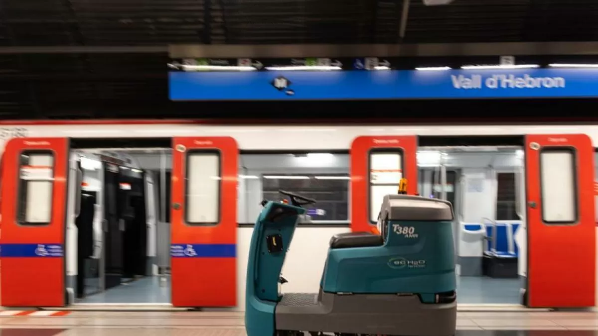 Cuando el metropolitano de Barcelona cierra: así se limpian cada noche las estaciones y los trenes