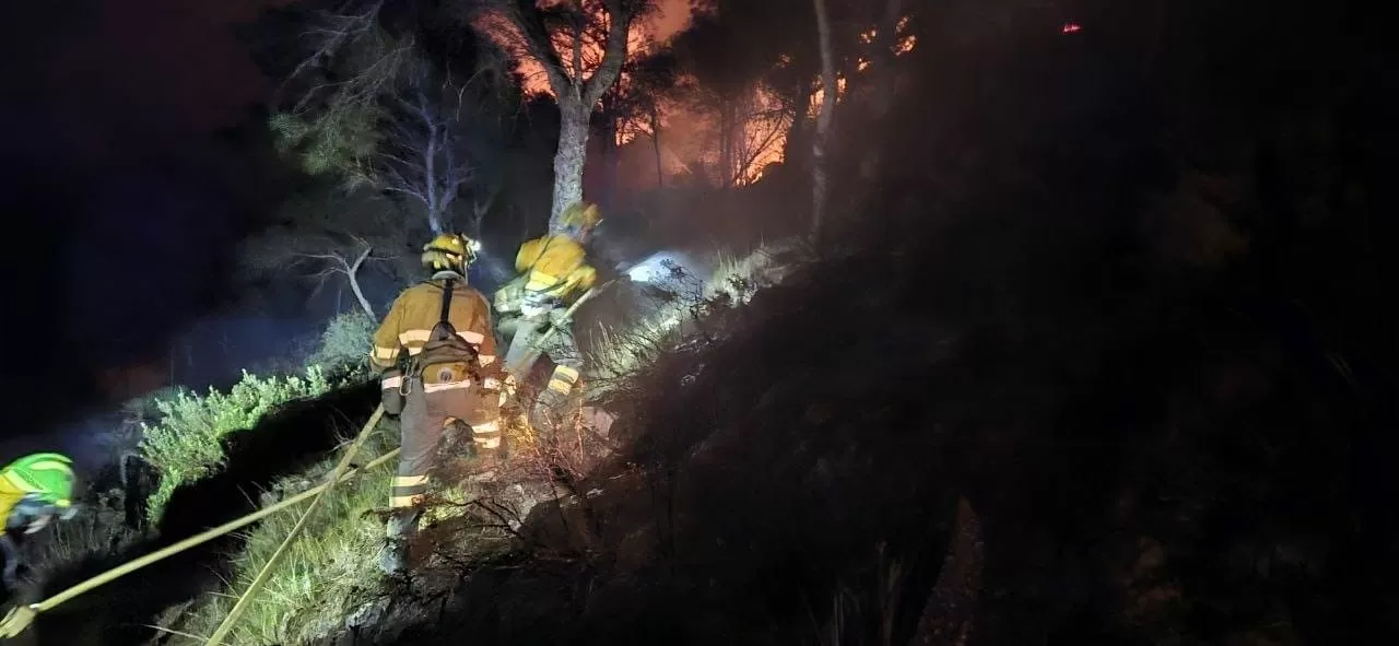 El fuerte viento complica la extinción del incendio declarado en la litoral de Cartagena