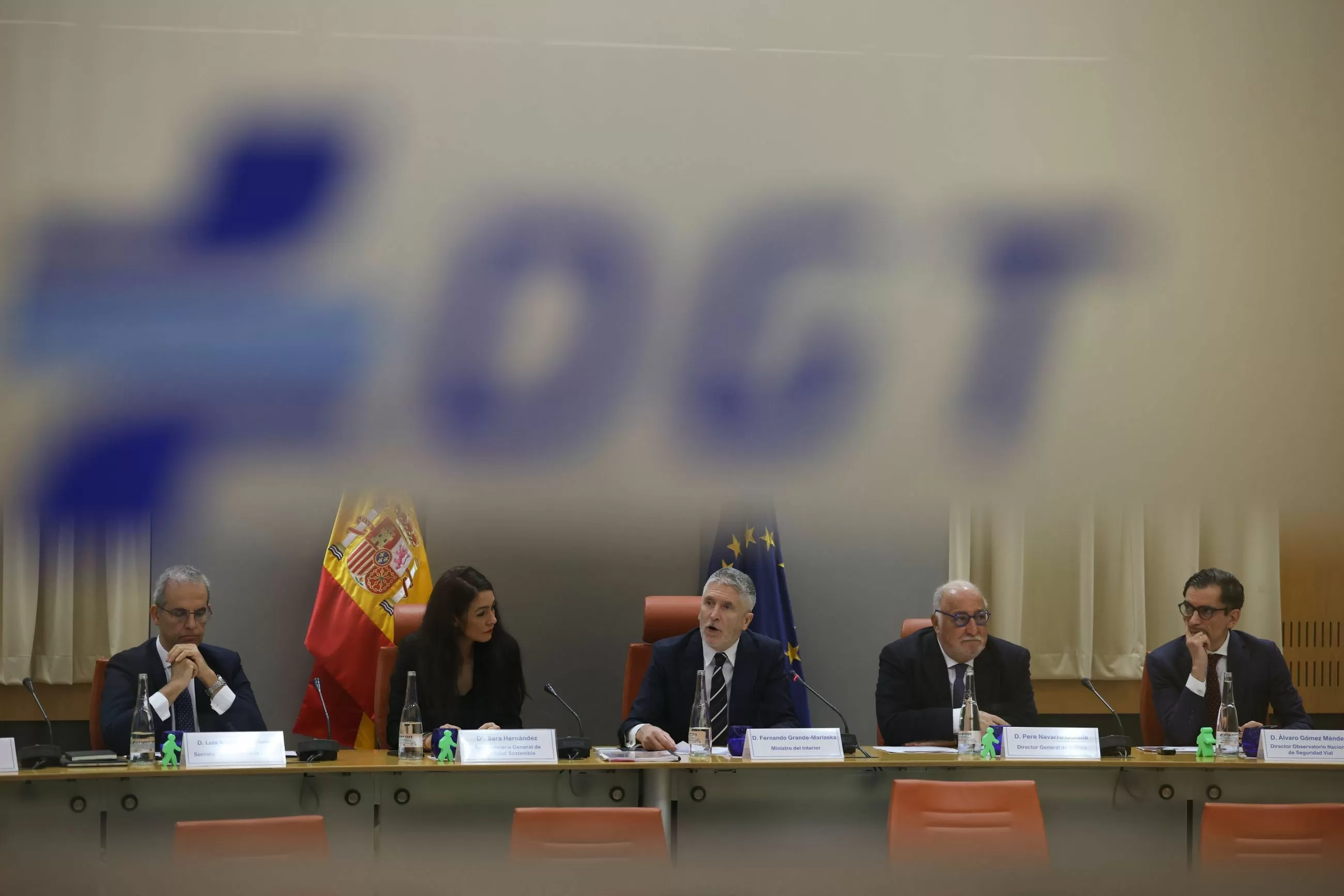 espina de cada tres personas cruza los pasos señalizados mirando su móvil