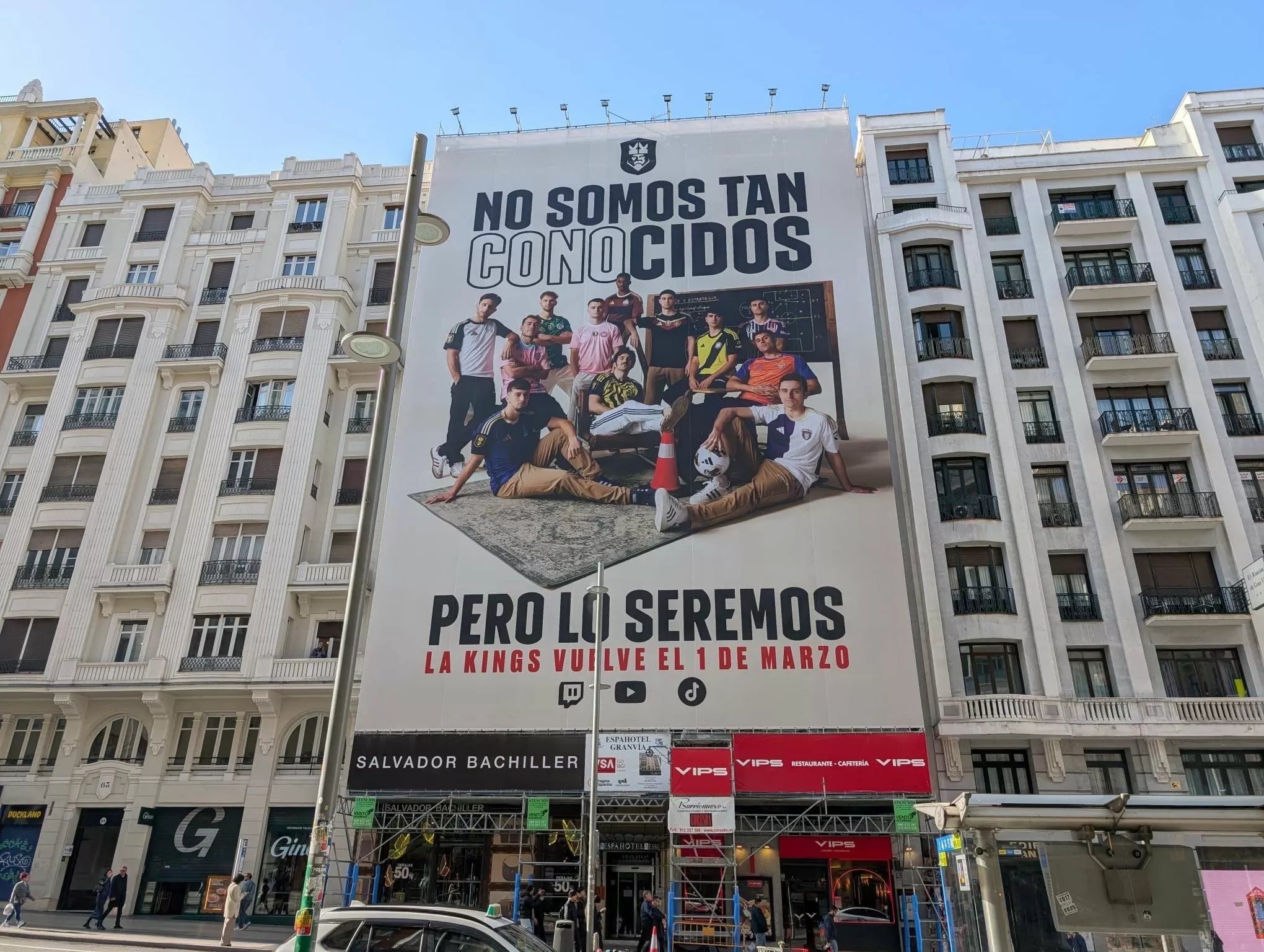Piqué coloca una polémica rótulo en la Gran Vía de Madrid: "No somos tan cono-cidos"