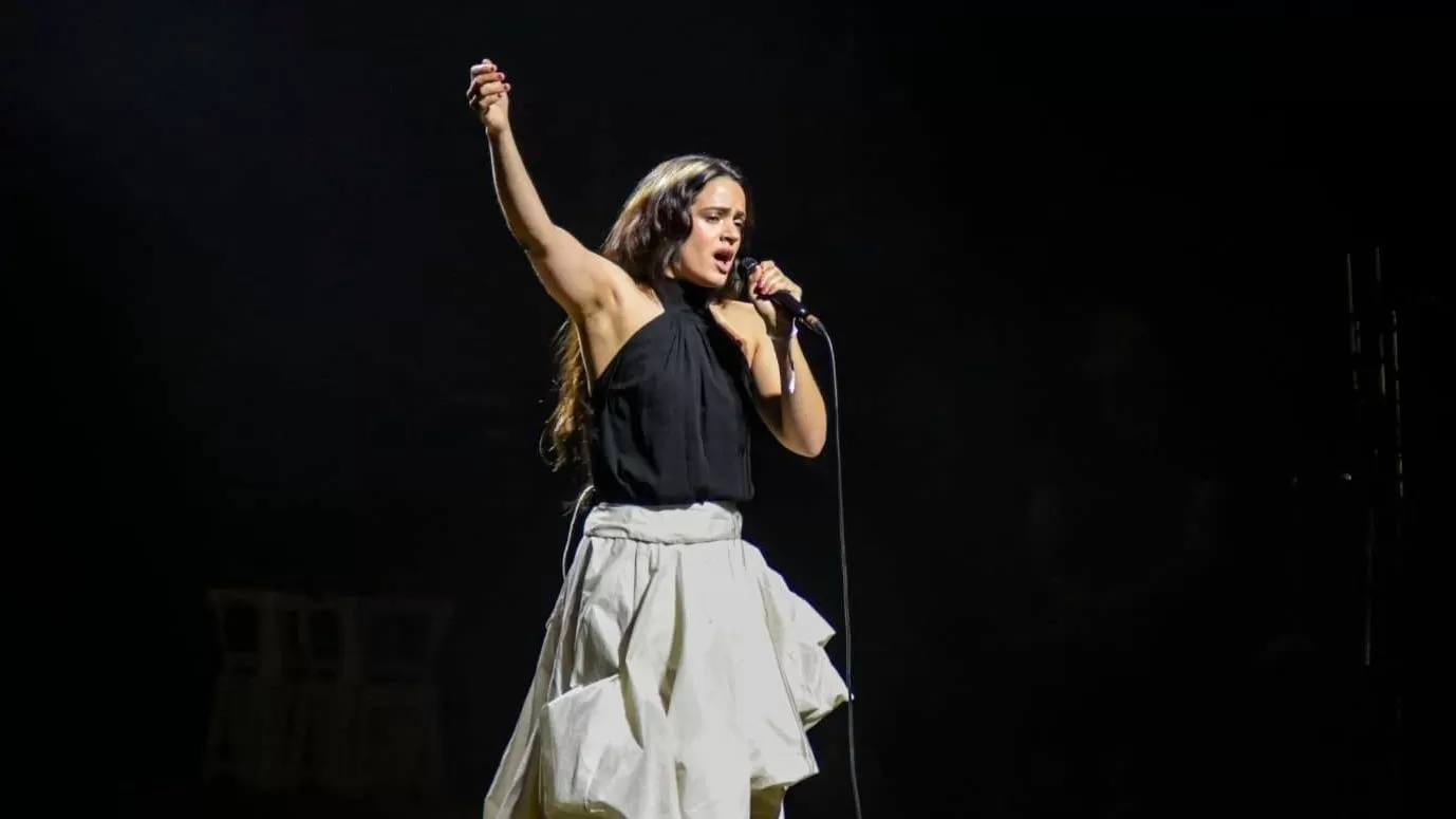Denuncian a Rosalía por fumar en un podcast