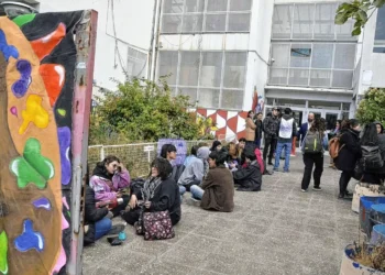 Hubo una sentada en la facultad de Arte para reclamar por las condiciones edilicias