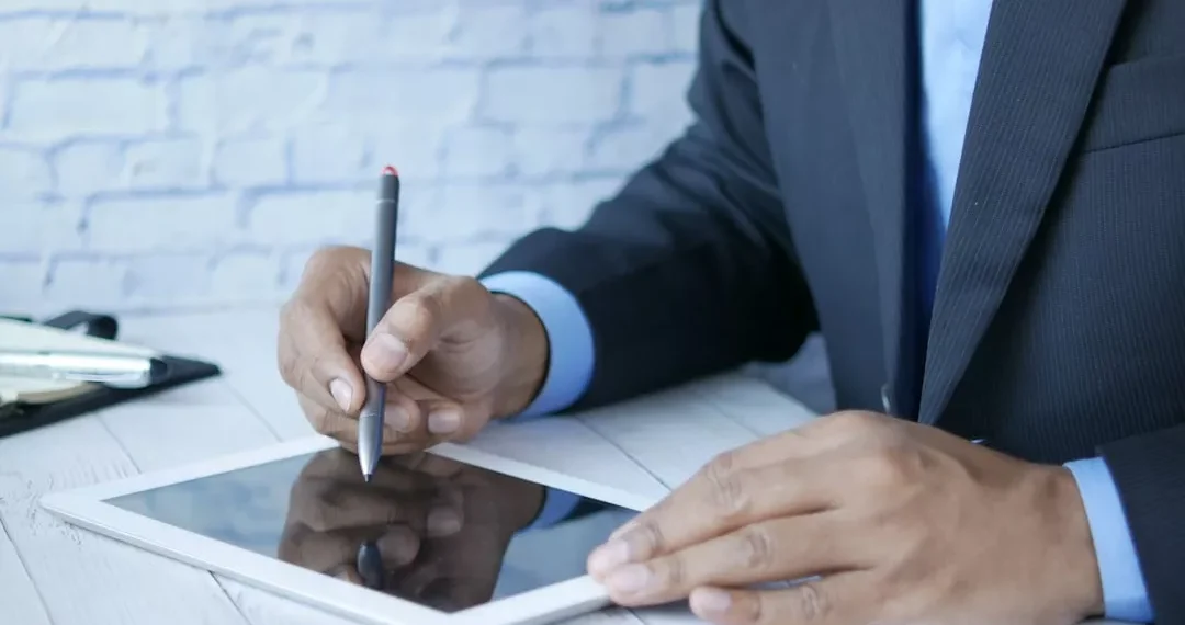 “Domina tus finanzas y mejora tu bienestar económico”