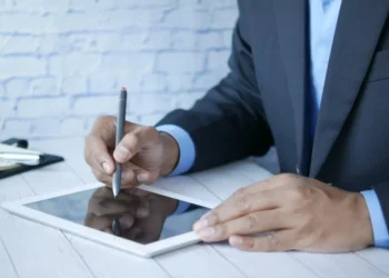 “Domina tus finanzas y mejora tu bienestar económico”