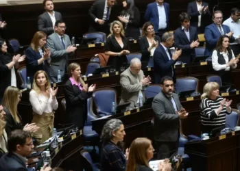 La abstención de radicales y un sector libertario habilitó el anticipación del régimen de inversiones de Kicillof