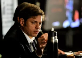 Kicillof enfrenta a Caputo y abjurará que los intendentes incluyan tasas en las facturas de servicios