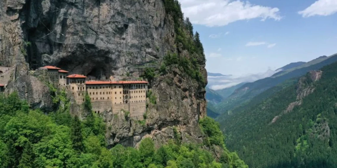 El antiguo monasterio que cuelga de la ladera de un acantilado