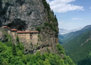 El antiguo monasterio que cuelga de la ladera de un acantilado