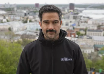 Alfonso Herrera, sobre su viaje a Ucrania con ACNUR: Es desgarrador ver las heridas que deja la refriega