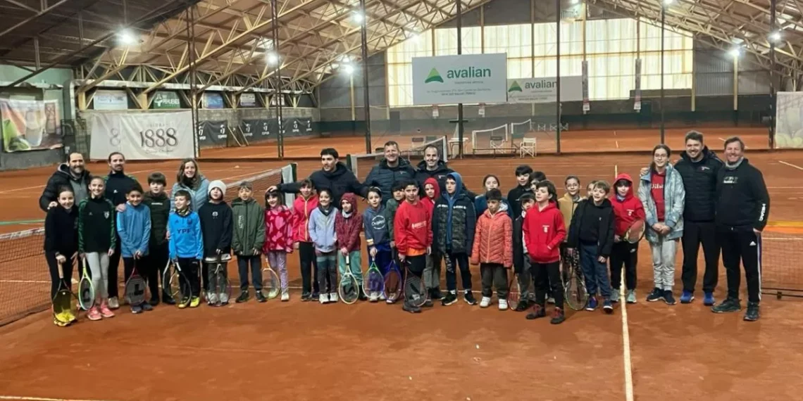 El tenis de la Fundación Grincoc se presentó en Bariloche con pincho nutrida delegación