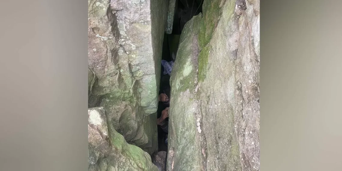 Mujer quedó atrapada boca abajo entre rocas durante 7 horas tras constatar recuperar su teléfono