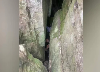 Mujer quedó atrapada boca abajo entre rocas durante 7 horas tras constatar recuperar su teléfono