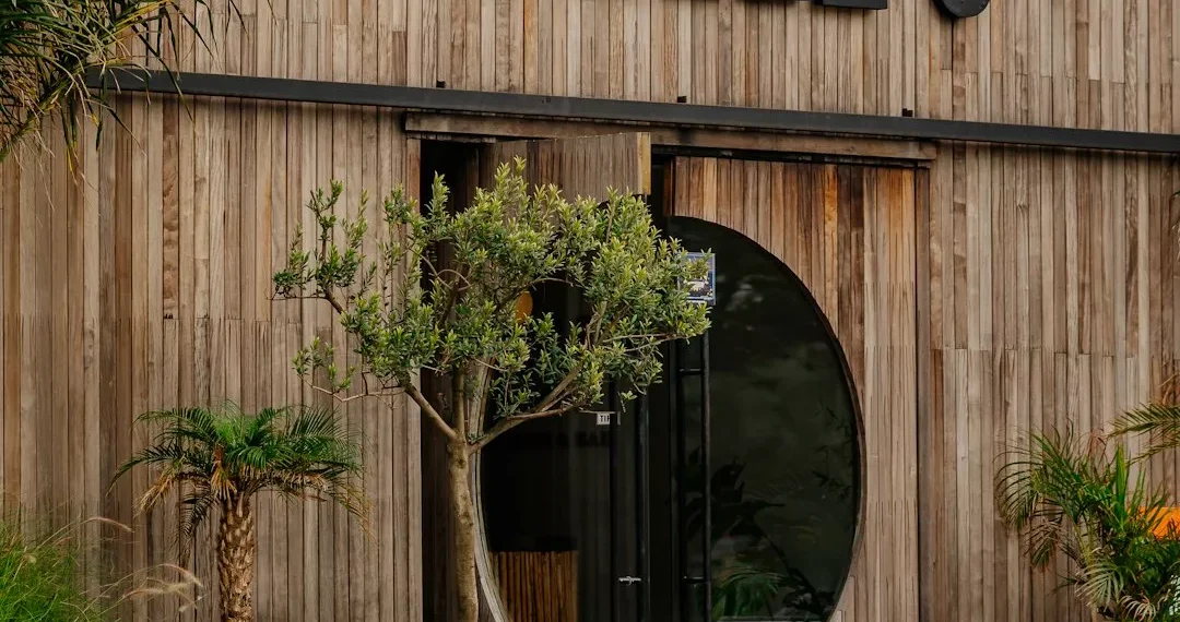 “La Economía: Estudio de la producción y consumo en sociedad”