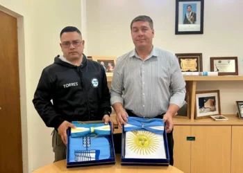 Rawson: Biss entregó Banderas de Argentina y del Chubut a abanderado de la Academia Premilitar Islas Malvinas