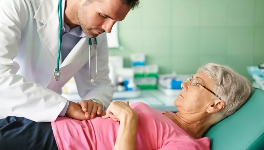 ¿Cuáles son las principales complicaciones intestinales y extraintestinales como consecuencia de la pretexto de Crohn?