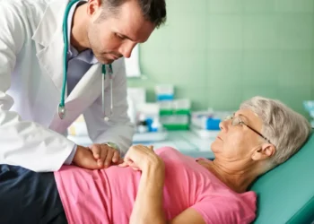 ¿Cuáles son las principales complicaciones intestinales y extraintestinales como consecuencia de la pretexto de Crohn?