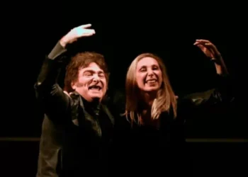 Ataques a la prensadora: la AEA llama a proteger la libertad de expresión tras el ataque de Javier Milei al periodismo